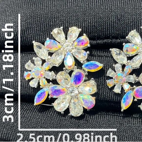 🌸 NEW Elegant Silver Crystal Floral Earrings 🌸 - Picture 4 of 6